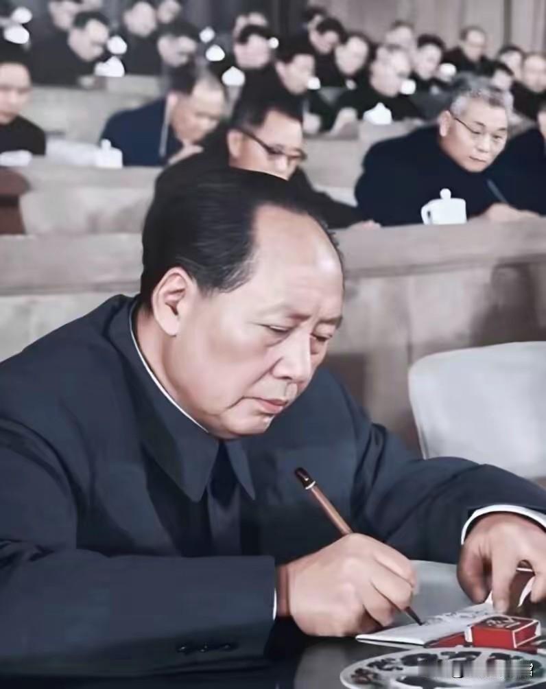 这是会议现场的珍贵彩色修复老照片，会场之内座无虚席，众多领导干部端坐后排，毛泽东
