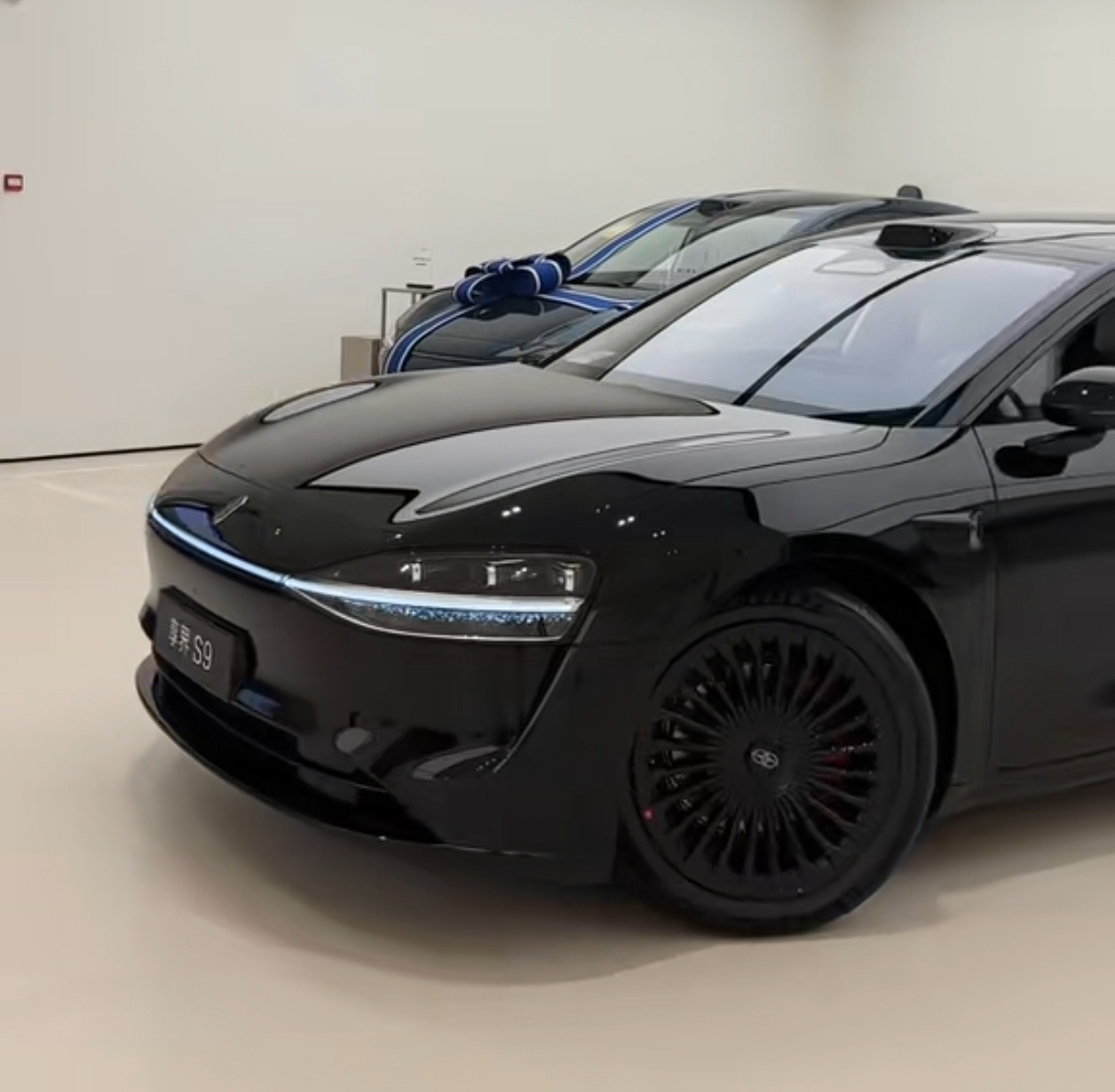 第一次见交付给用户的黑武士新款享界S9。30万以上价位的轿车，黑武士涂装的极为罕