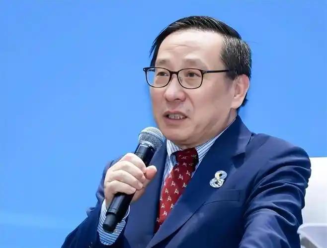 高志凯教授提的那个建议，算是真把不少人的遮羞布给扯下来了。很多人一听“清查精日隐
