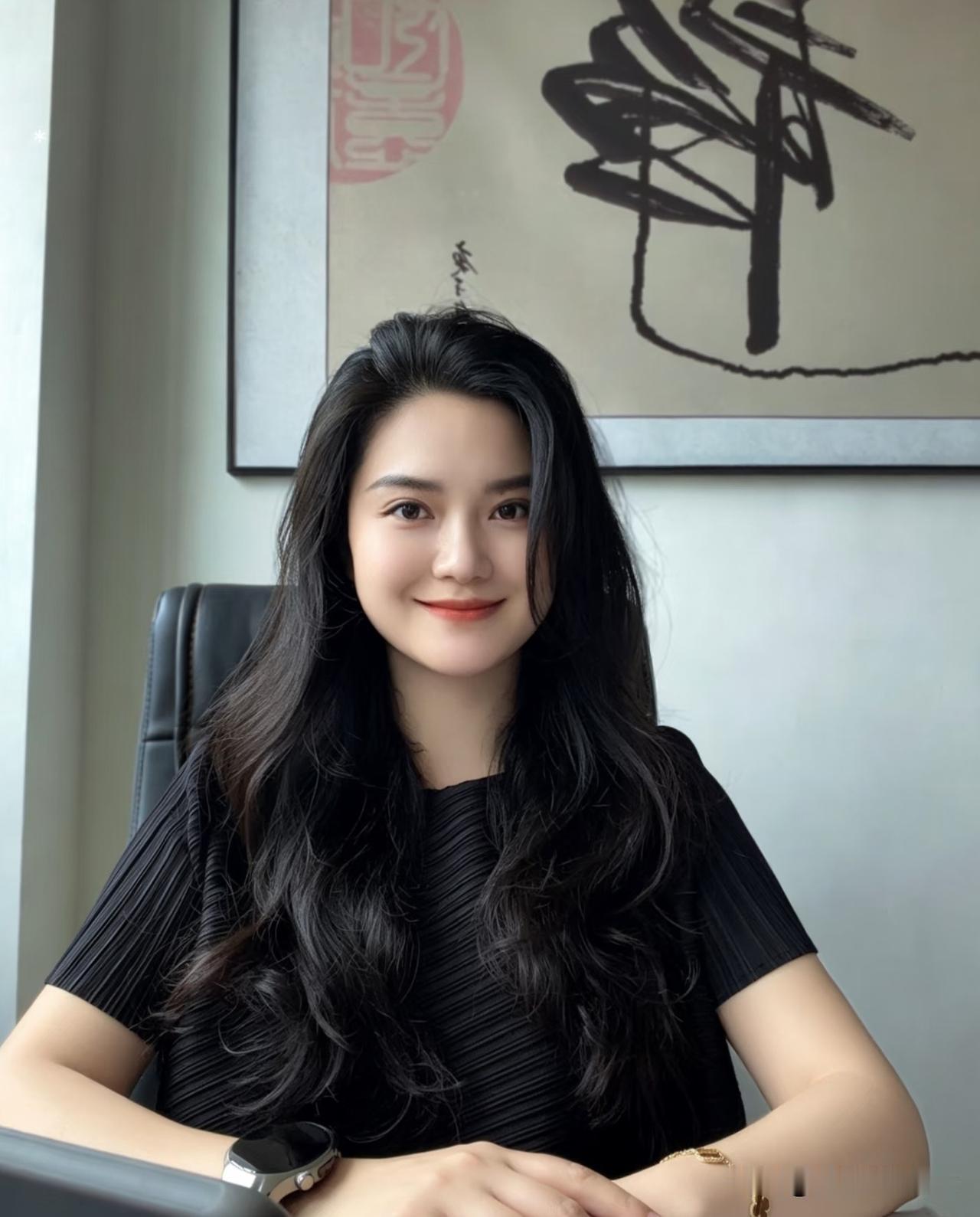 如梦令·静室清颜墨字幽窗相照，乌发如云轻绕。一笑蕴温柔，静敛几分清俏