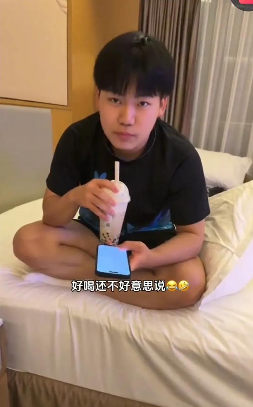 松岛在厦门真的吃好喝好了。松岛不仅一口气喝四瓶饮料，在房间里还喝奶茶了，而且奶