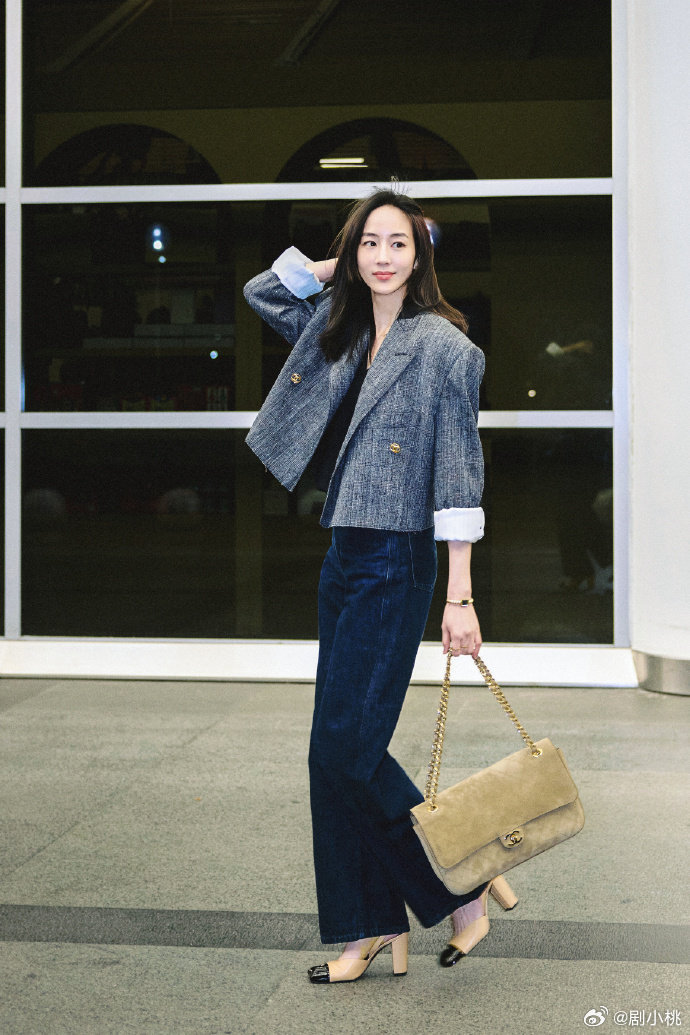 张钧甯去巴黎带了半行李箱泡面真的太真实了！明星出国也逃不过思乡胃，半箱泡面就是