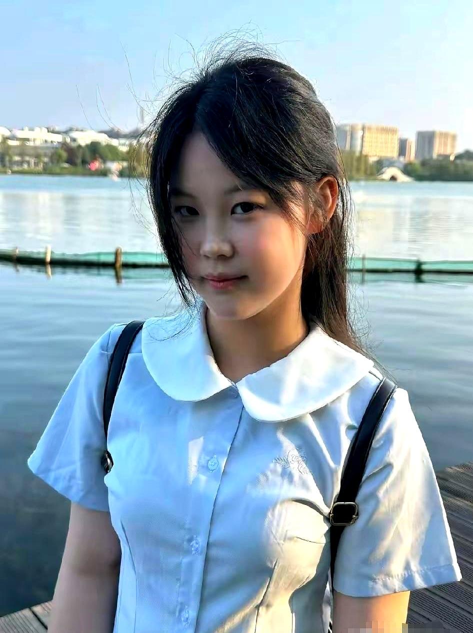 你家闺女青春期了吗？说实话，这年纪的姑娘，校服再普通也藏不住那股子青春劲儿，跟