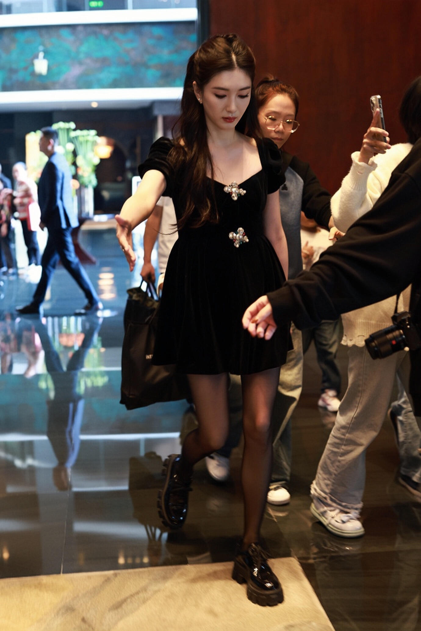 江疏影一身黑色穿搭Look，好nice啊