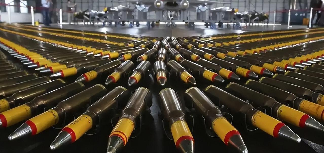只要美国敢轰炸中国沿海城市，中国军队在清除亚太美军基地的情况下直轰美国本土。以其