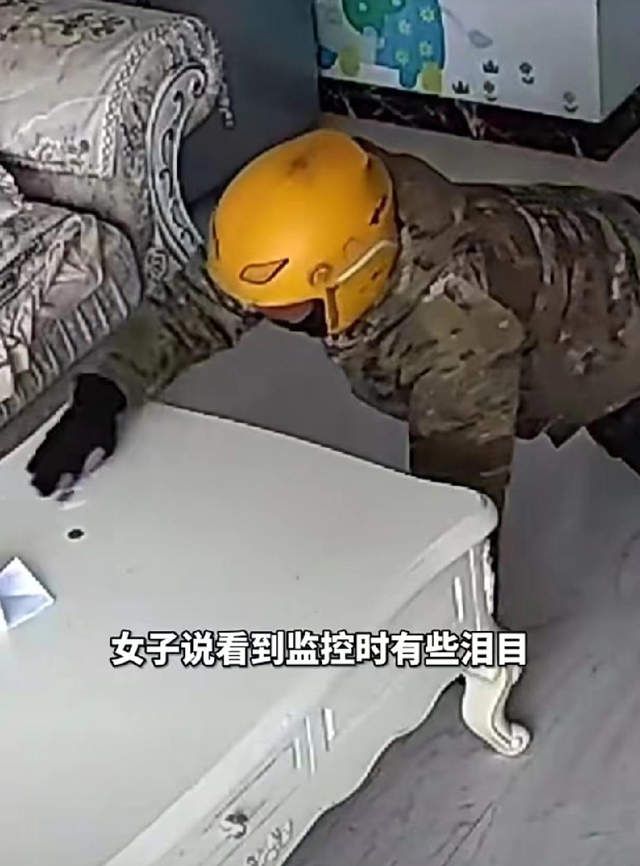 女子找跑腿送东西让其自己进门取，后在监控中发现外卖员爬着进门。女子：“看着很难受