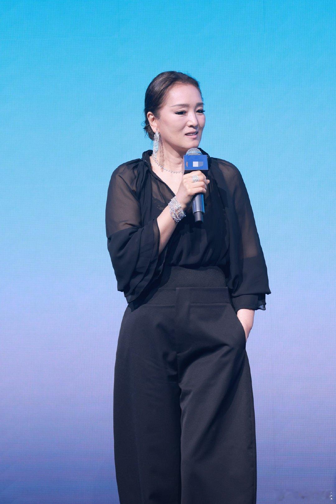 巩俐近期状态很喜欢巩俐现在的模样，不执着于少女感，坦然展现属于这个年纪的风采。