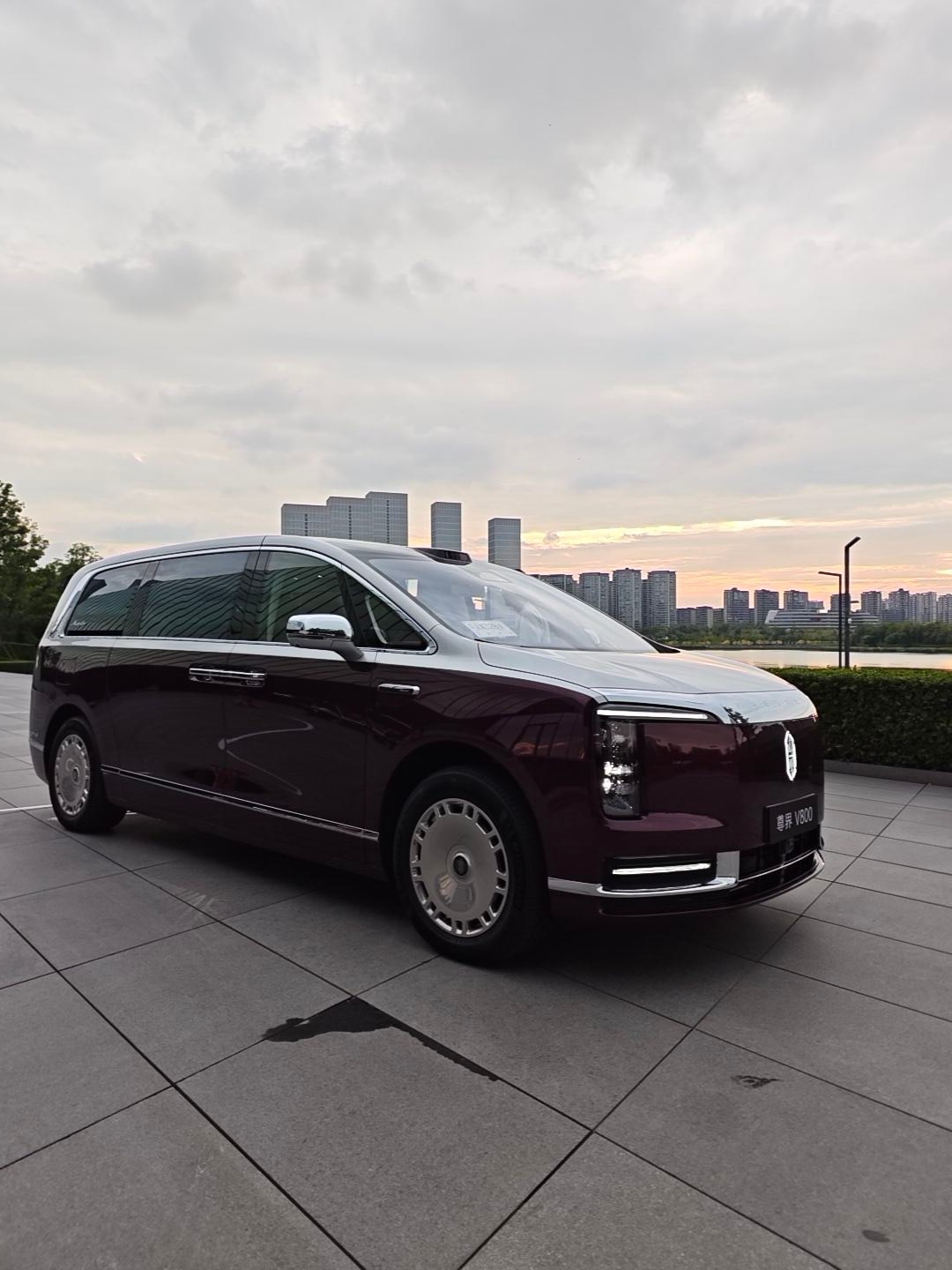 尊界v800这次活动很鸡贼，一早用埃尔法接我们，然后又马上让我们换到尊...