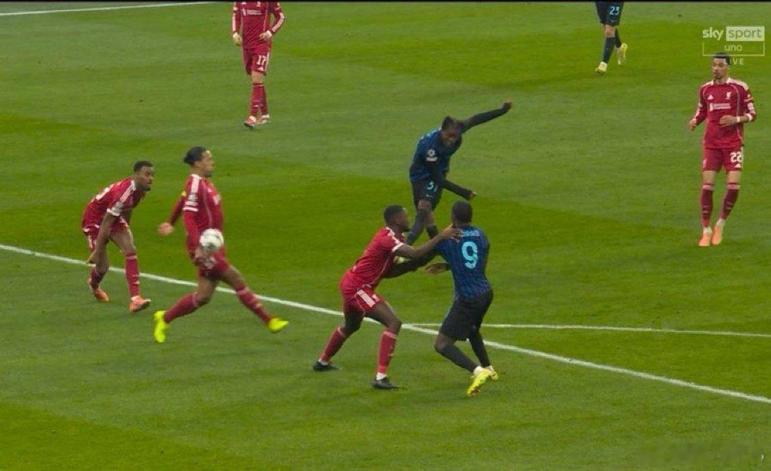 说两句裁判…比赛克的射门VAR毫无反应巴斯托尼的拉拽（确实没有必要）VAR