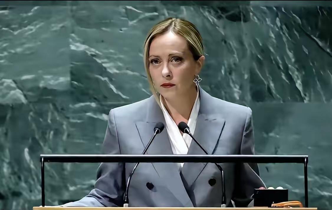 又是一个强硬的女总理，男人干不了或者不愿意干的事她干！这位意大利女总理刚上任的