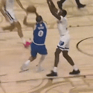 这才是0号特工，真正意义上的1V4，感觉有点看电影的不真实感。