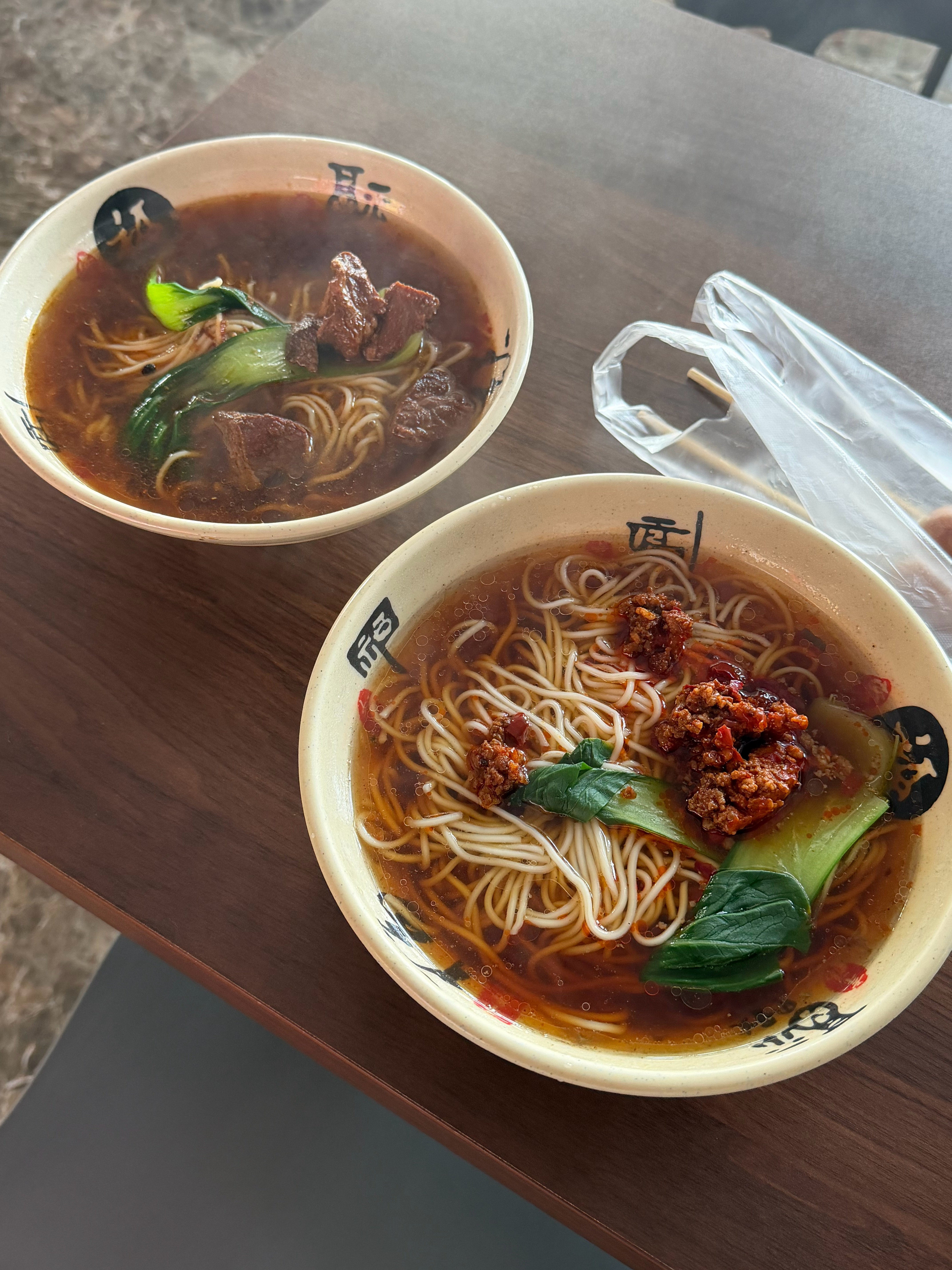 服务区这面条有点对不起观众这玩意居然叫“炸酱面”？后来发现，不是炸酱，是杂酱淄