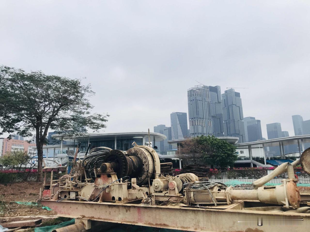 普通人深圳买房，虽说房价在降低，但难度如何呢？我观察到身边一个奇怪的现象，从70