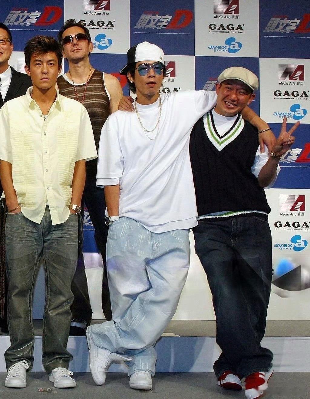 这是2004年电影《头文字D》在东京的发布会，陈冠希的痞帅就不受任何时间限制，帅