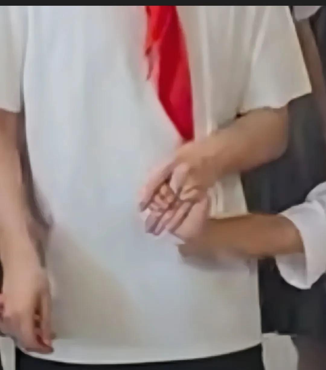 大头除了去魏桥家纺，还到了邹平实验小学和孩子们互动了，王楚钦看见一群跳舞的孩子还
