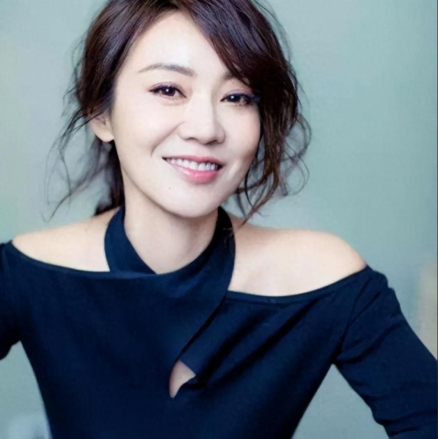 2004年，闫妮的丈夫邹伟提出离婚，闫妮不肯离，她觉得孩子还小，邹伟说：“20w