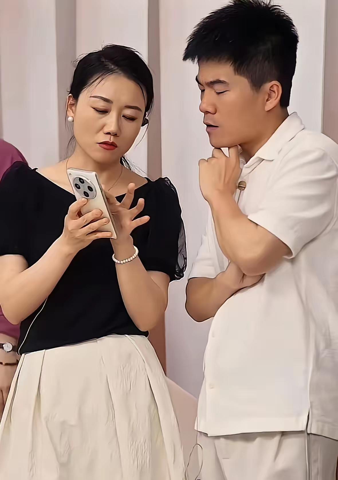 问做直播的朋友，董宇辉常年在外跑，到底是谁在撑着与辉同行？朋友一句话点醒我，他