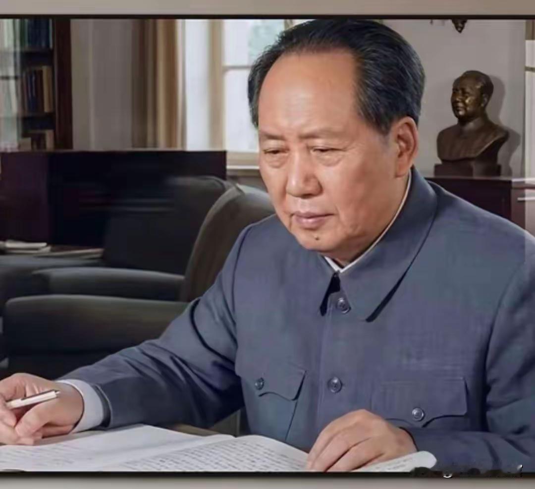 🎬画面介绍这是影视剧特型演员演绎的毛泽东同志伏案研读的镜头，并非历史老