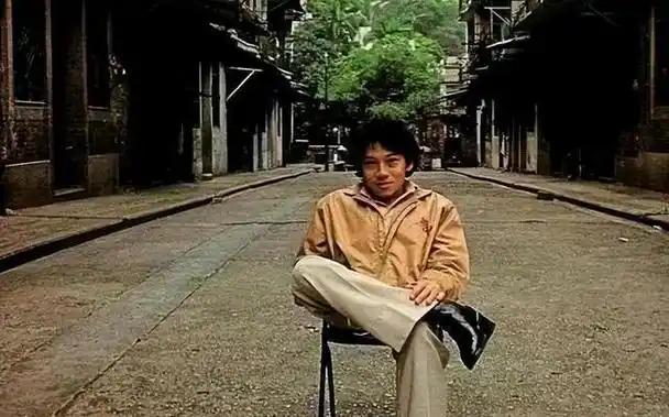 宁得罪江湖大佬，也绝不能惹泰迪罗宾，这是港圈没人敢反驳的铁律 他两岁摔断脊椎，