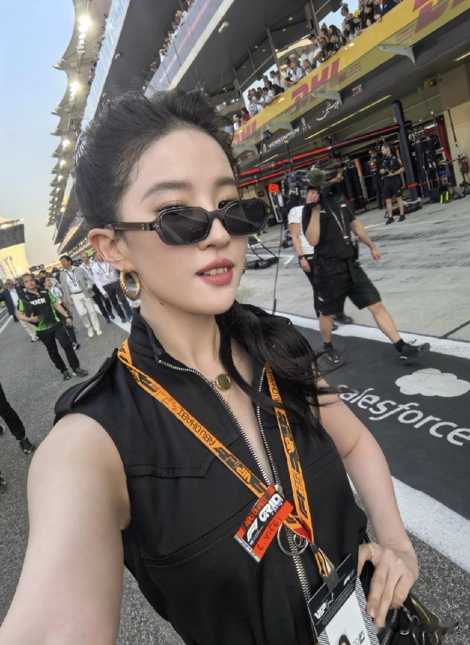 刘亦菲是不是瘦了？她竟然敢穿那么短的裙子了，她之前长胖了点，一直都穿长裙，超过膝