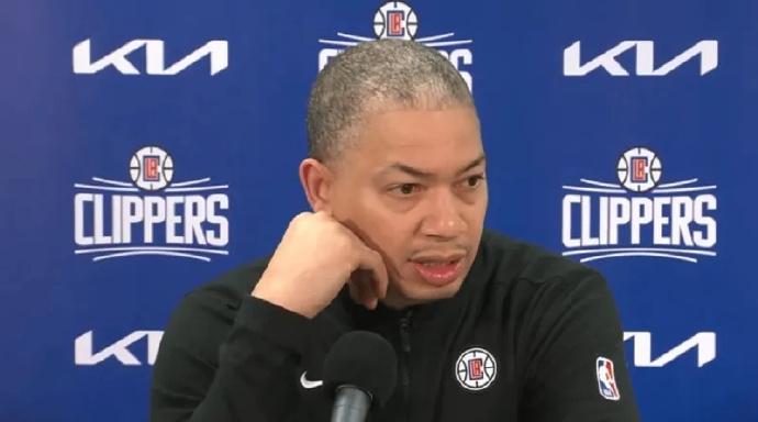 记者提问：第一，球队赛季初期是怎么打出6胜21负这种糟糕战绩的？第二