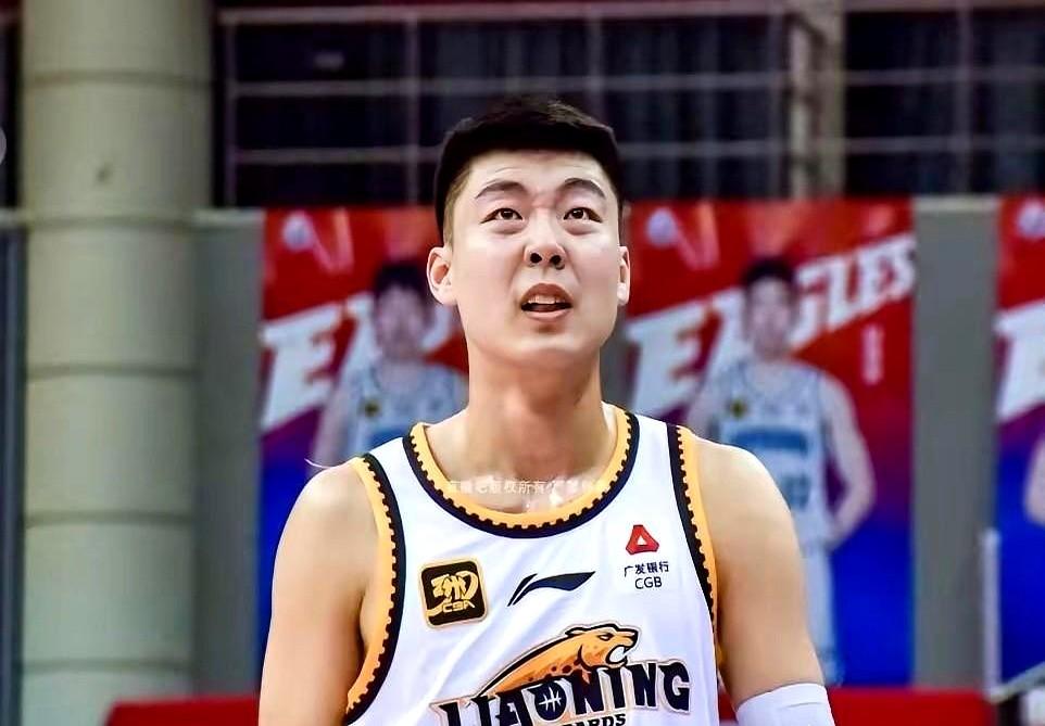 辽宁男篮锋线小将俞泽辰，主动申请离队了！杨鸣指导走后，乌戈接手，球队用人思路