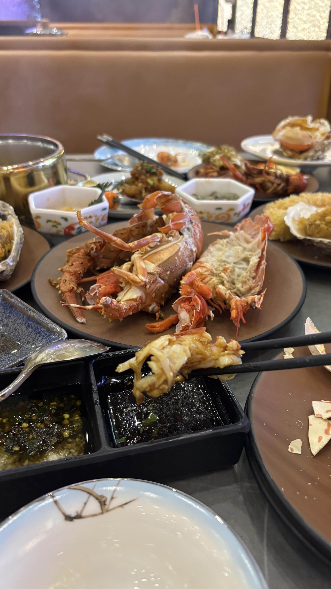 相册中最近的美食就是这个了，海鲜自助，568元一个人，我感觉很贵很奢侈了，不过确