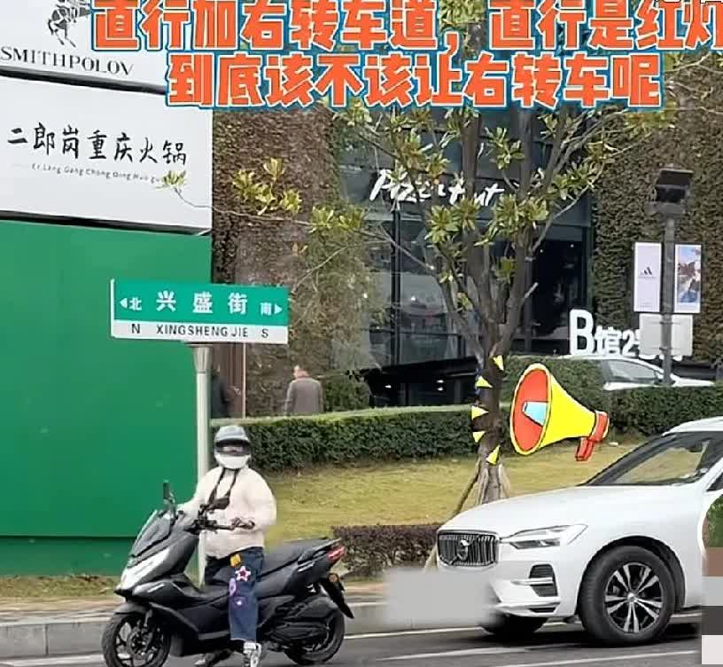日常开车，如果遇到直行等红灯的情况，只要直行加右转车道没有车辆停车，我们是绝对不