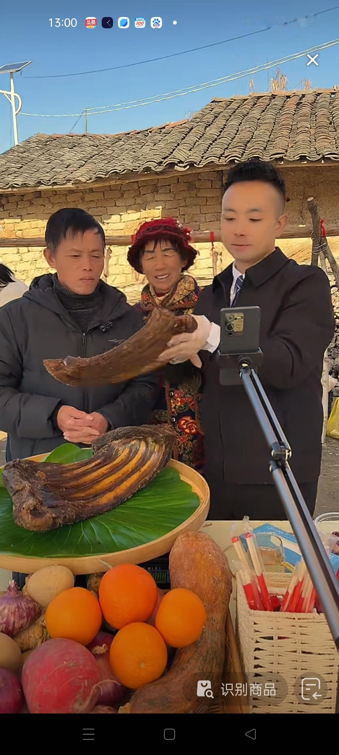 梁志辉爸爸在湖北带货当地土特产，阿姨端上来两块腊排骨，没吃过腊排骨的表示这样的排