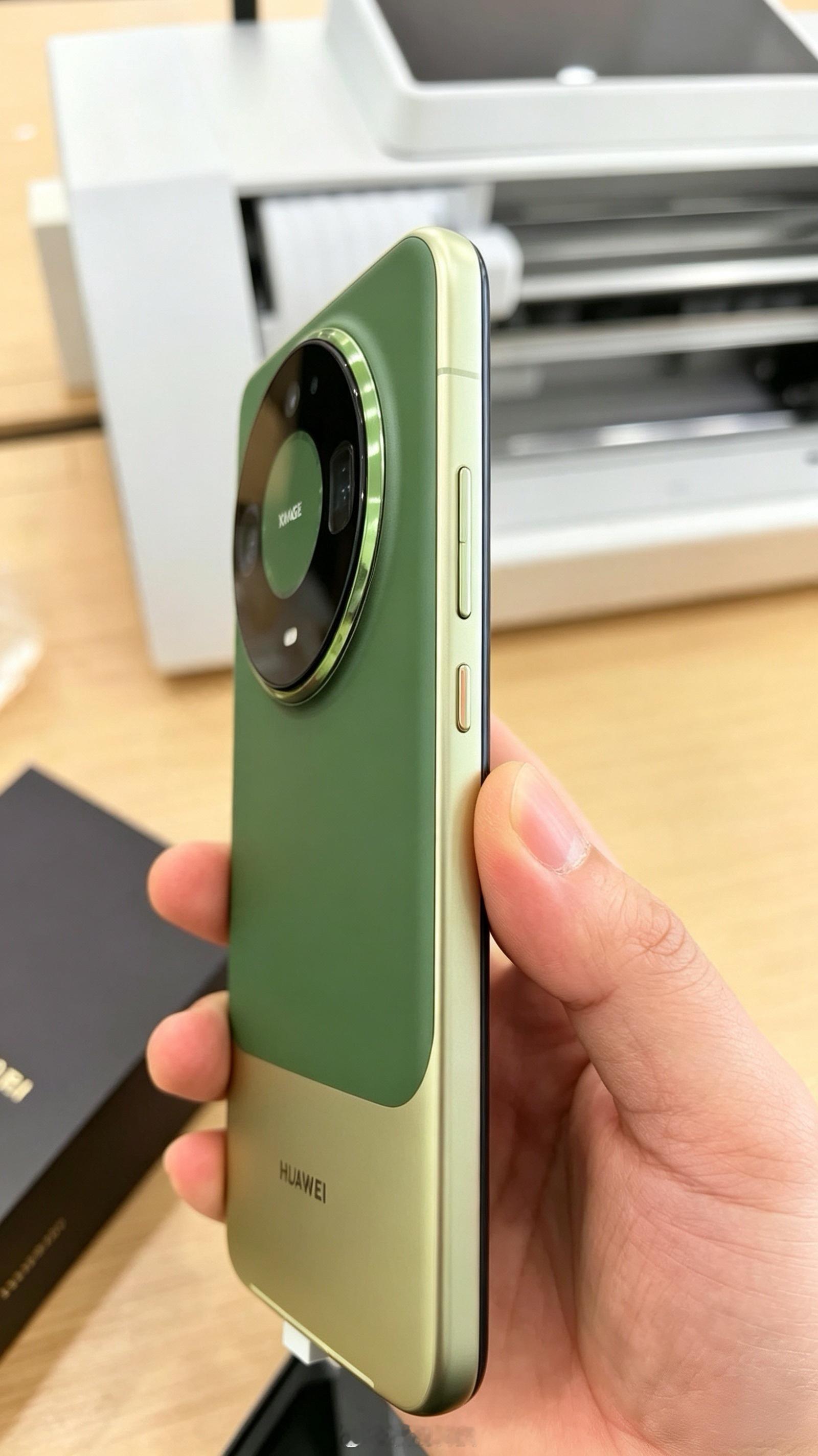 华为Mate90ProMax这个外观，真的是一眼心动[大笑]​​​