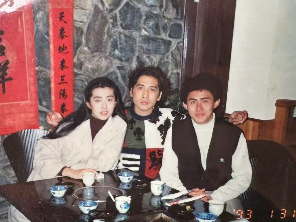 网友晒出了1993年1月31日王祖贤和齐秦来成都自己家里做客的照片，那天是王祖贤