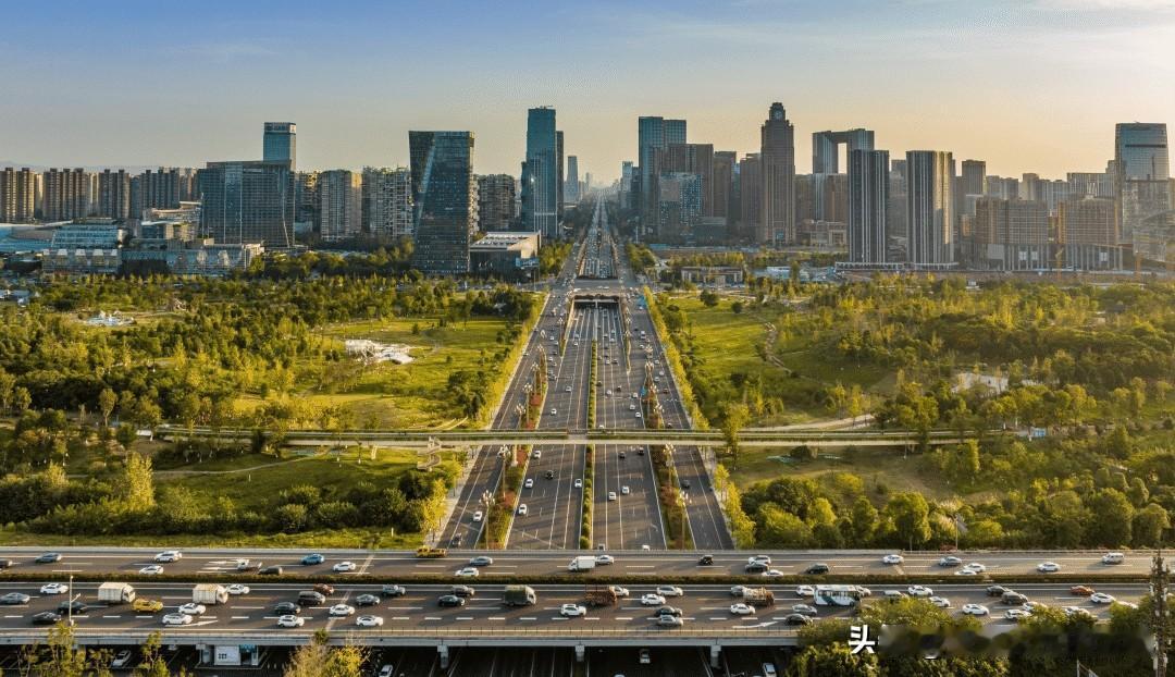 不知道为什么还有不少人坚持成都早晚高峰实施新能源汽车限行政策。纵然有许多理由，但