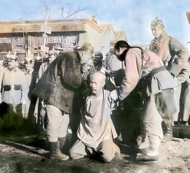 这是清朝神机营霆字队枪八队章京恩海生前最后一张照片。此时，他被押上了斩首台。几名