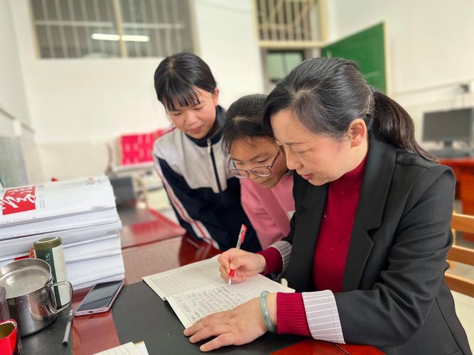 我是80年代的师范生，毕业后，当了小学教师。如今我的师范同学，否已经50多了，有
