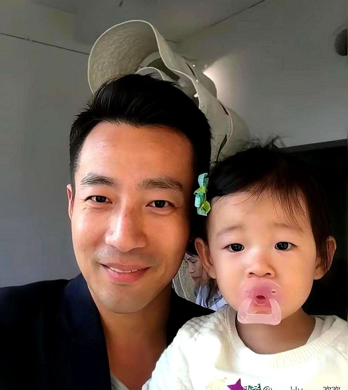 小菲直播中坦言：孩子回北京读书的事，让我很纠结！9岁的小玥儿卡在升学节骨眼，小
