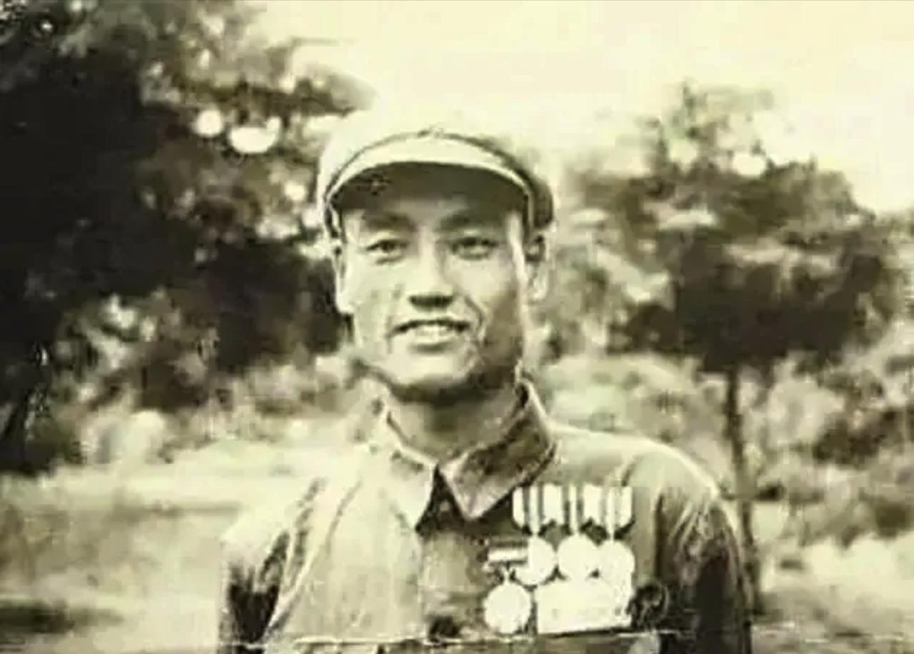1952年，姚显儒趁天黑，摸到美军阵地前，突然，他感觉脚被猛地一拽，仔细一看，竟