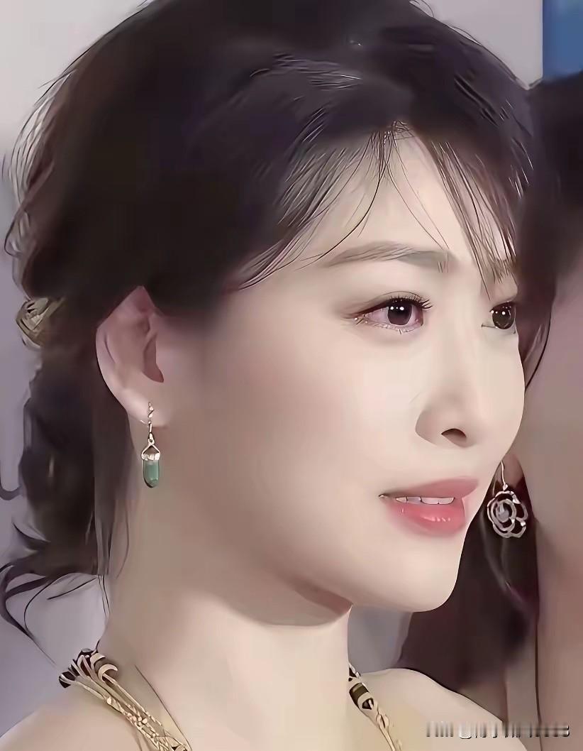 这位女演员好漂亮啊，是比高圆圆好看的一个女演员，气质优雅大方，简洁大气的穿衣风格