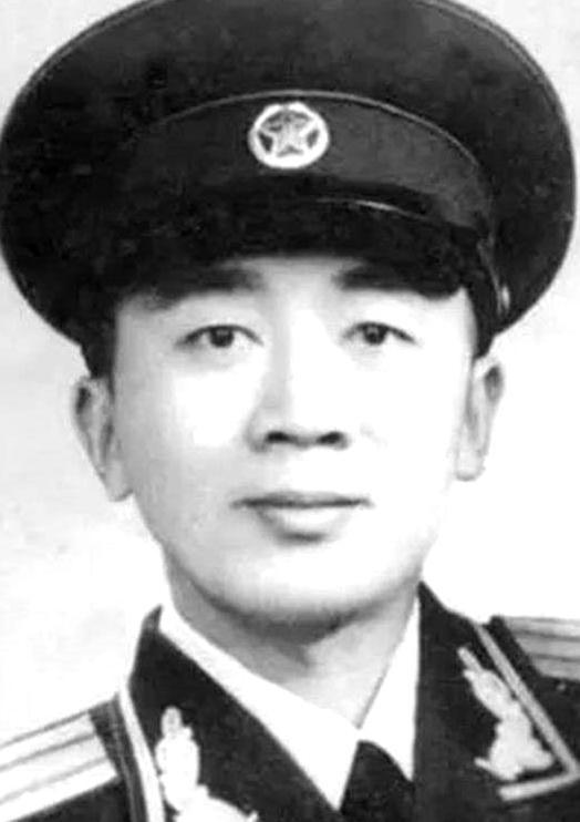 1942年深秋，一场绝密军事会议悄然召开。当参会人员陆续离去时，有人递给粟裕两盒