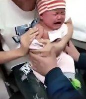 人的潜能都是逼出来了! 6个月大婴儿打针的时候突然说了一句“真疼啊”!