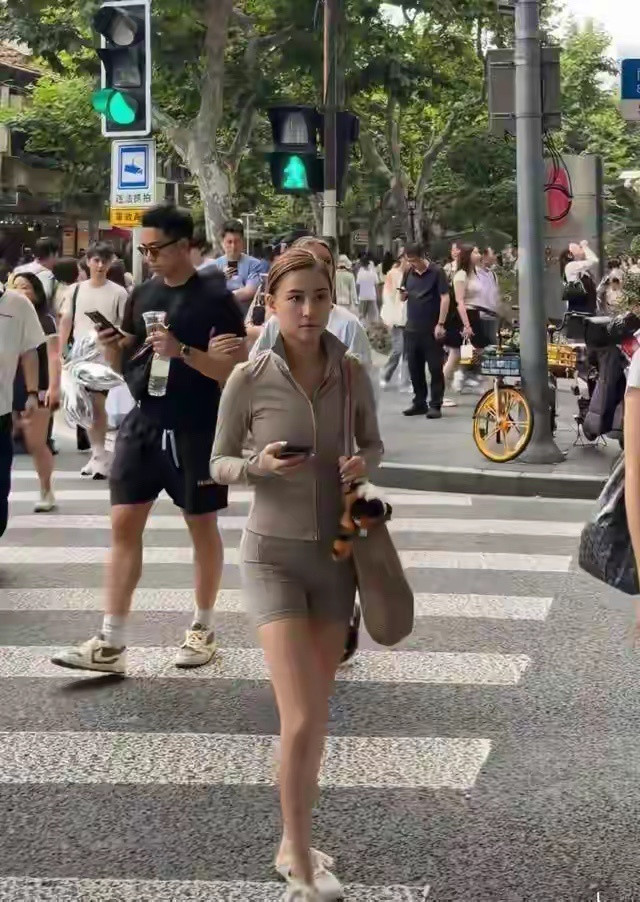 赌王千金何超莲上海被路人偶遇，个子小小的比例却格外出众，这身材真的太顶了！