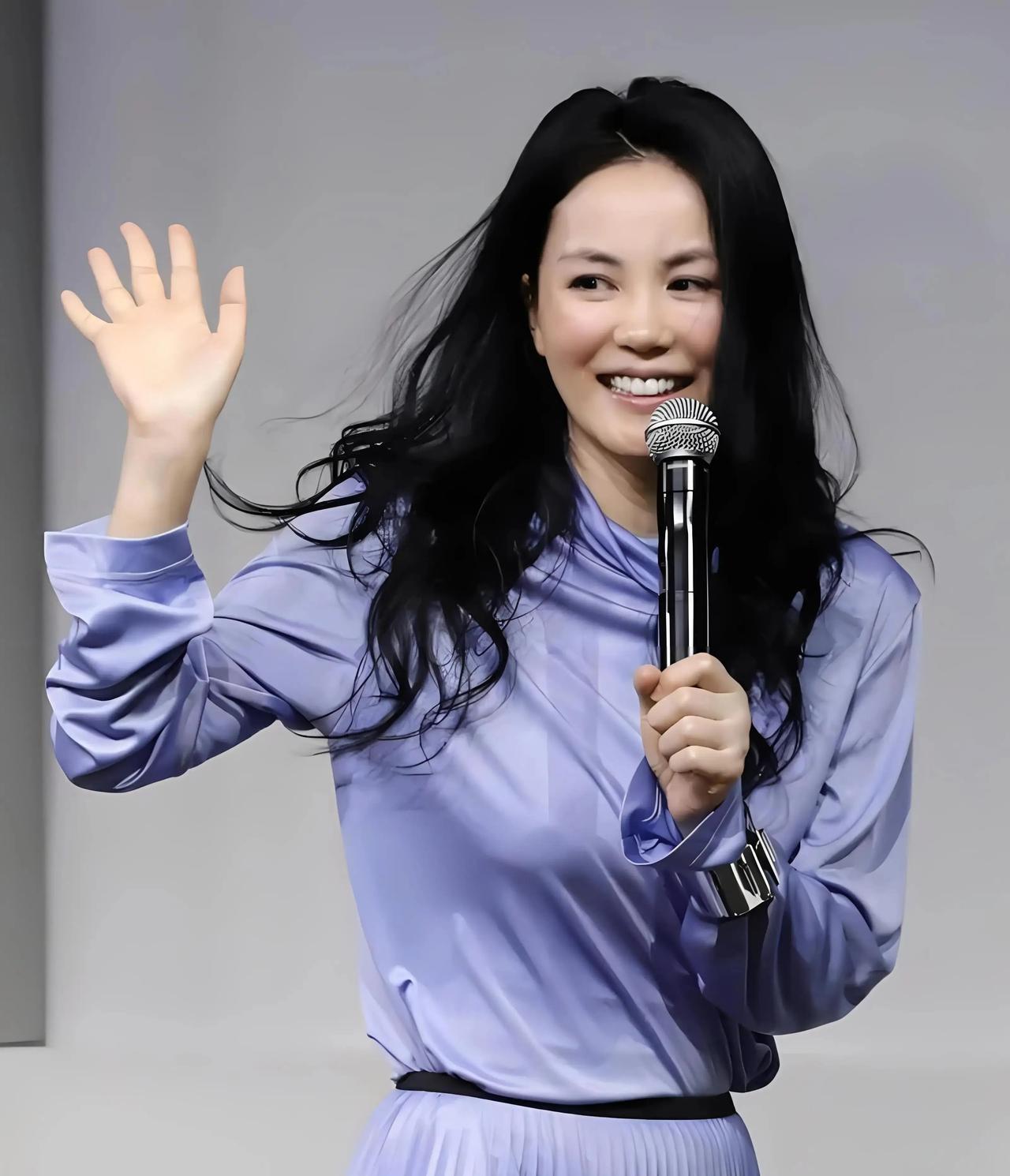 终于明白了春晚为何频频邀请王菲，这并非因为谢霆锋的偏爱，而是她的独特魅力，她是一