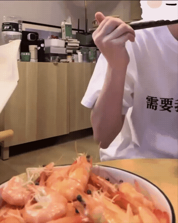 给我吃一个嘛，好不好嘛！