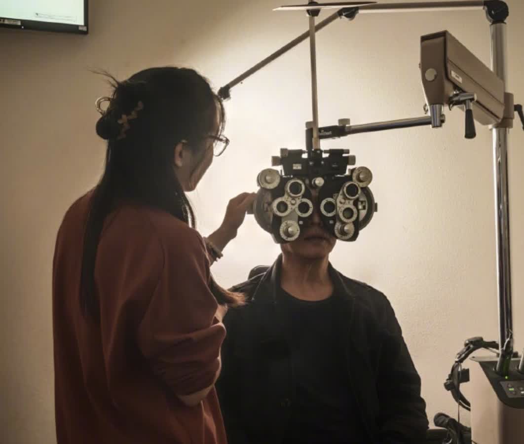 李连杰晒与前妻所生女儿合照，次女做了眼科医生，为父亲检查眼睛李连杰在社交平台