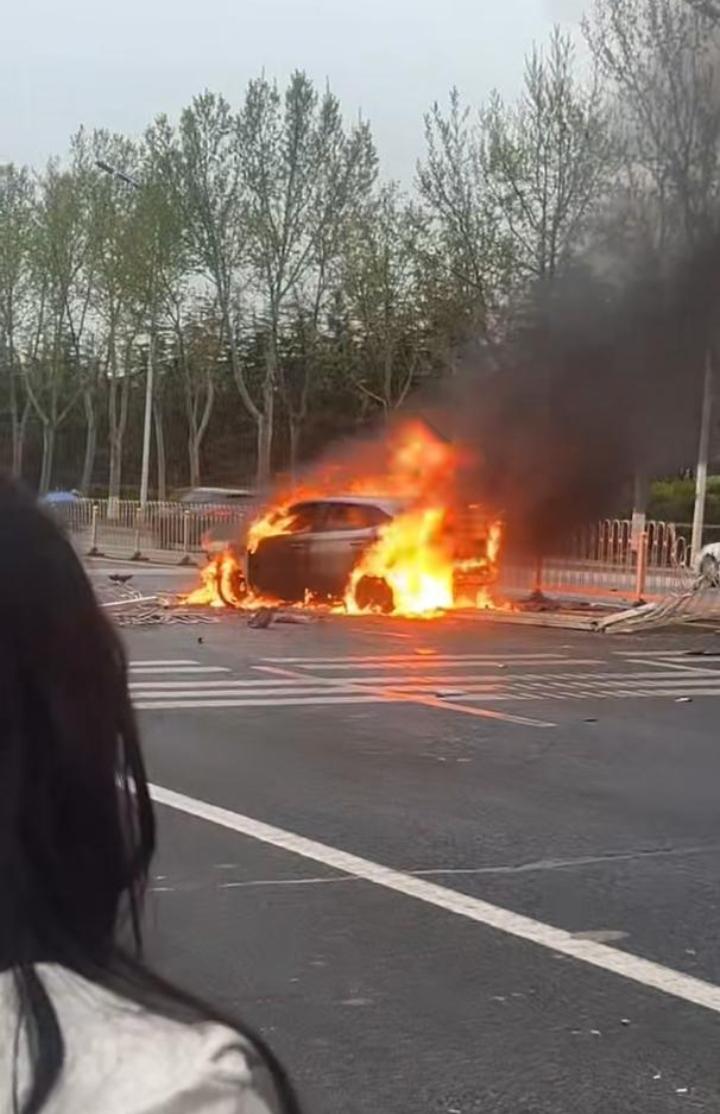 真爷们！临沂24岁小伙徒手拽门救人，晚几秒就没命了！真的被临沂这位小伙狠狠