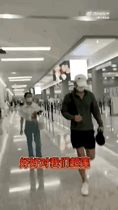 何超莲家“为啥看不上赘婿窦骁”？看看窦骁机场与何超莲吵架就懂了，窦骁前面跑，让