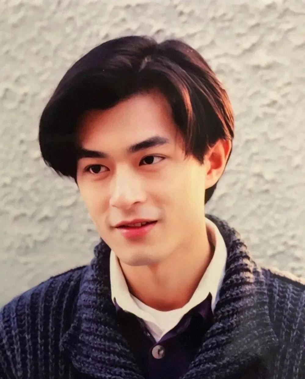 二十四年了，他的脸终于回到了当年的清晰度。古天乐没老。是时光的像素变低了。2