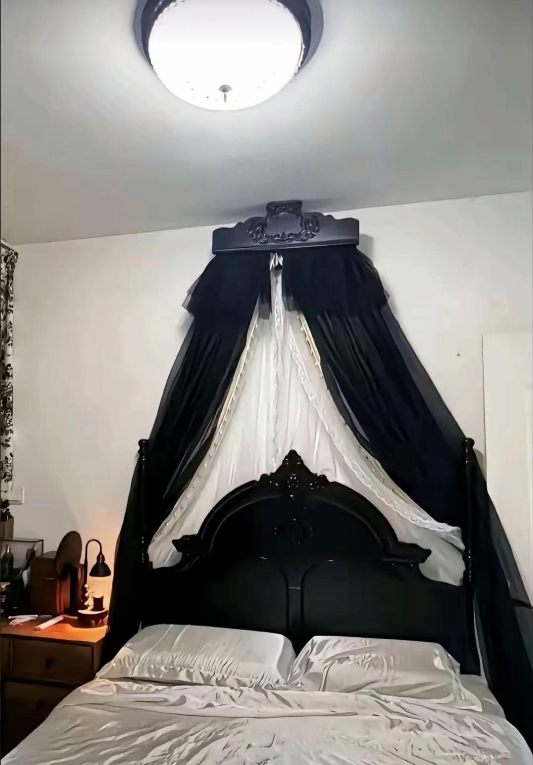 这床头，怎么看起来有点怪怪的