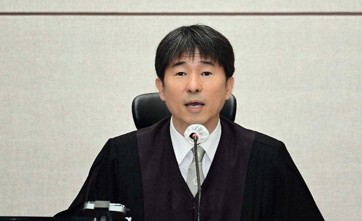 爆料！尹锡悦主法官受贿当地时间19日，首尔中央地方法院负责审理尹锡悦案件的部长