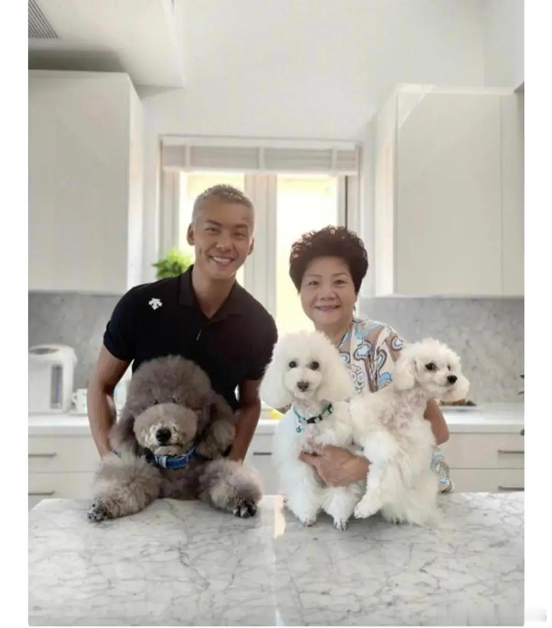 陈伟霆的妈妈给人的印象是亲切且容易相处。她曾与陈伟霆一起抱着狗合影，展现出她的短