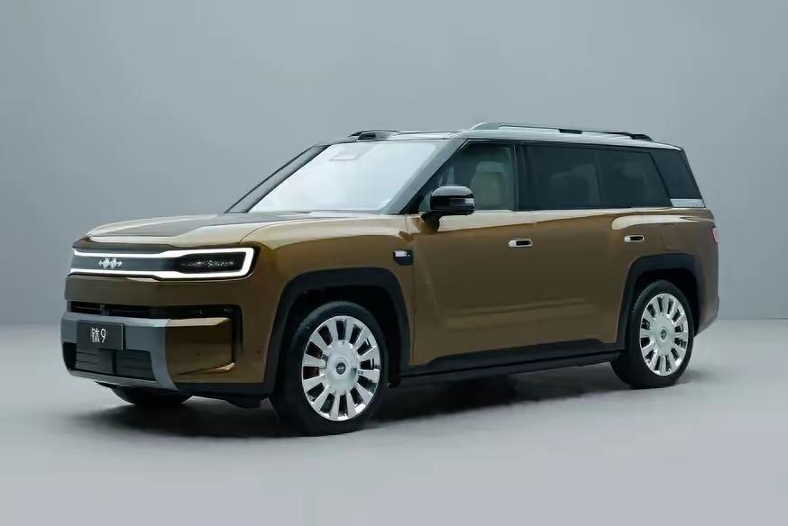 方程豹钛9的实车，这台大六座插混方盒子SUV，真比我预想的强不少。比亚迪这